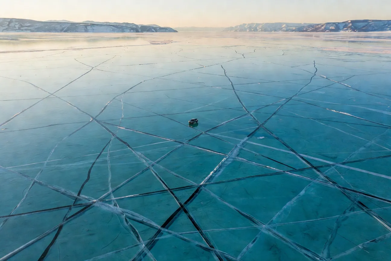 Vue aérienne du lac Baïkal gelé en hiver, glace turquoise translucide