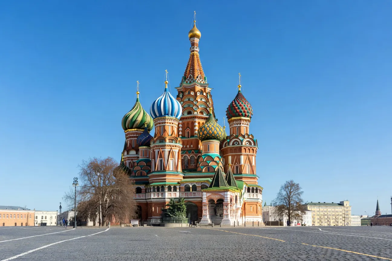 Cathédrale Saint-Basile sur la Place Rouge de Moscou avec ses coupoles colorées