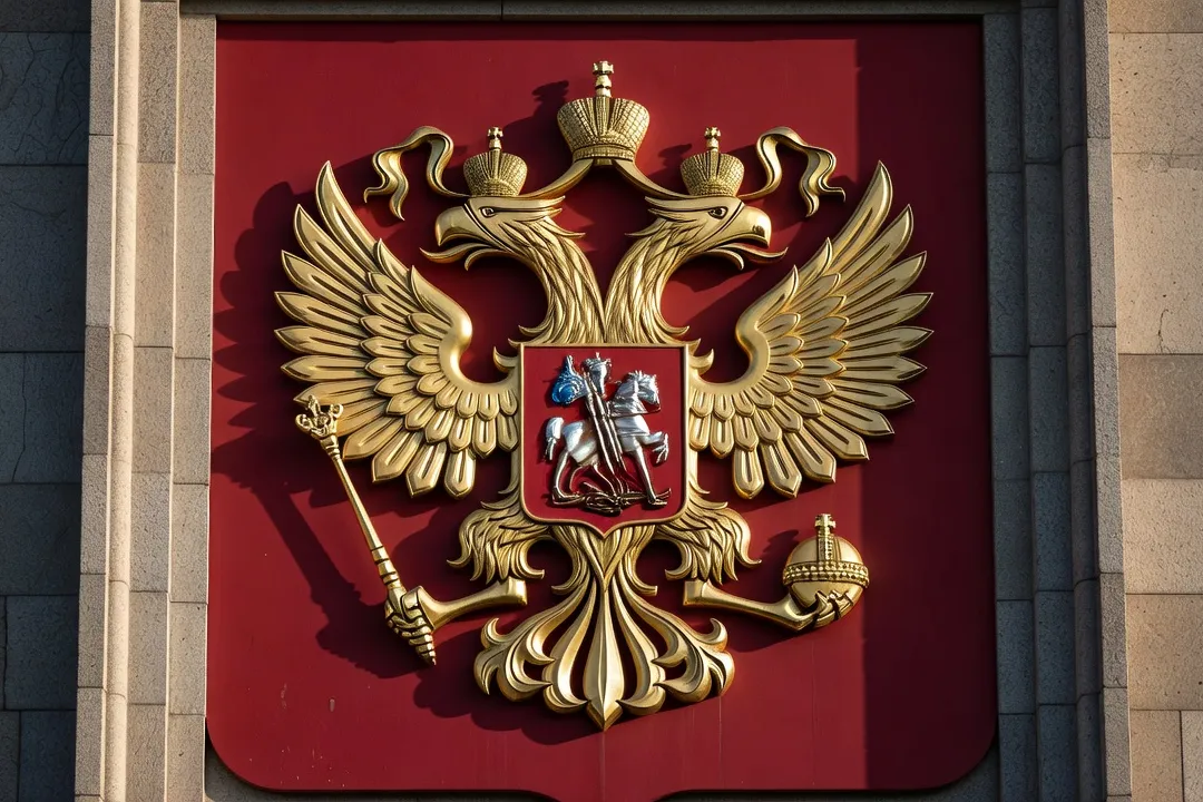 Aigle bicéphale doré sur fond rouge, emblème officiel de la Fédération de Russie