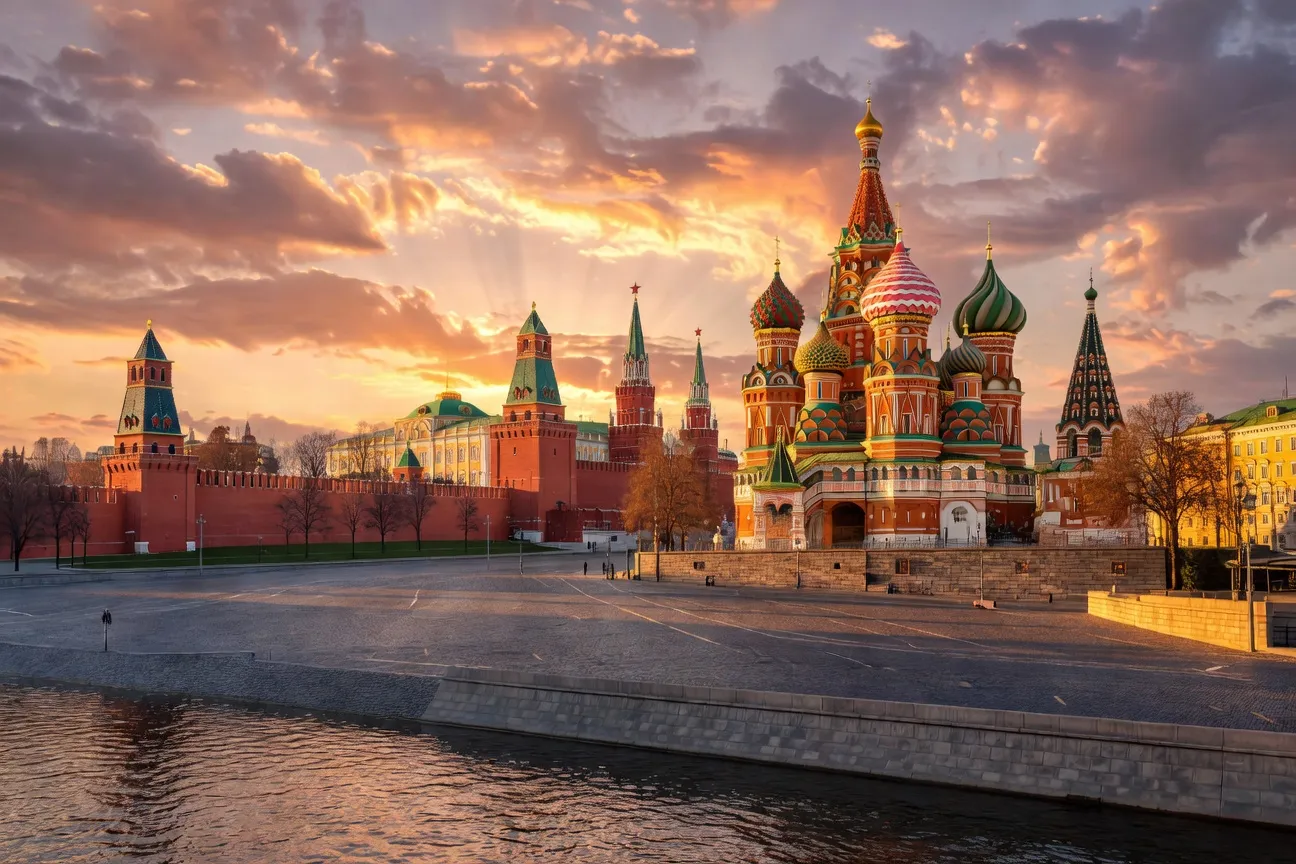 Panorama de Moscou avec le Kremlin et les coupoles dorées de la cathédrale Saint-Basile
